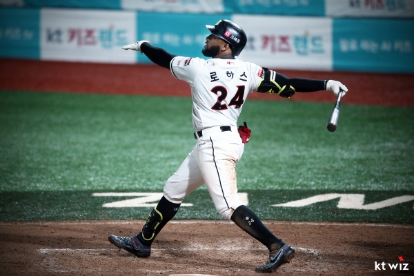 KT Mel Rojas Jr. preempts 40-homer highlandLuis Rojas hit a homer in the 2020 Shinhan Bank SOL KBO League LG Twins at Suwon KT Wiz Park on the 2nd, starting with a three-time and designated hitter in the 12th game of the season.The bat turned hard from the start.Luis Rojas hit a solo homer that passed the right fence by hitting LG starter Lee Min-hos second in the first inning without a runner.115m away with the 40th homer of the season.Luis Rojas was the first to reach 40 homers this season with this homer, and widened the gap with second-placed LG Roberto Ramos.Photo: KT Wiz