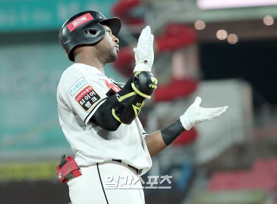KT Foreign hitter Mel Rojas Jr., 30, shot the 40th homer of the season.Luis Rojas started his first career as a designated hitter with the third in the Kyonggi against LG at KTWiz Park in Suwon on the 2nd.He hit the first inning at the end of the first inning, 0-0, and hit a solo homer who crossed the right fence by targeting the change of LG starter Lee Min-ho.The homer is Luis Rojas 40th homer of the season, again exceeding 40 in two seasons after the 2018 season (43).The recent three-homer in your Kyonggi, which has been slow for a while, is also significant in that it has accelerated again.He was also a homer who widened the gap to two in front of homer race contender LG Roberto Jordi Alba.The team was hit by a strike that saved the team from the previous situation. After the first baseman was hit, he defeated the opponent starter.KT hit a meaningful homer with LG Battery and Beasts, following batter Kang Baek-ho and Moon Sang-cheol.