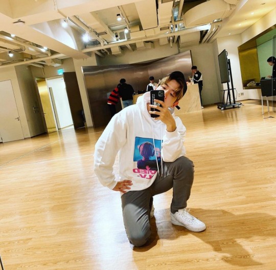 EXO Baekhyun, also on Chuseok holidays .. Lets schedule from morning! Baekhyun posted a picture on his instagram on the 2nd, with an article entitled Schedule from morning! Lets go!!!In the open photo, Baekhyun is taking a mirror selfie in the choreography practice room, especially when he draws a warm visual even in comfortable clothes and catches his eye.The netizens who responded to this responded such as I love you, I love you and I am so cool.