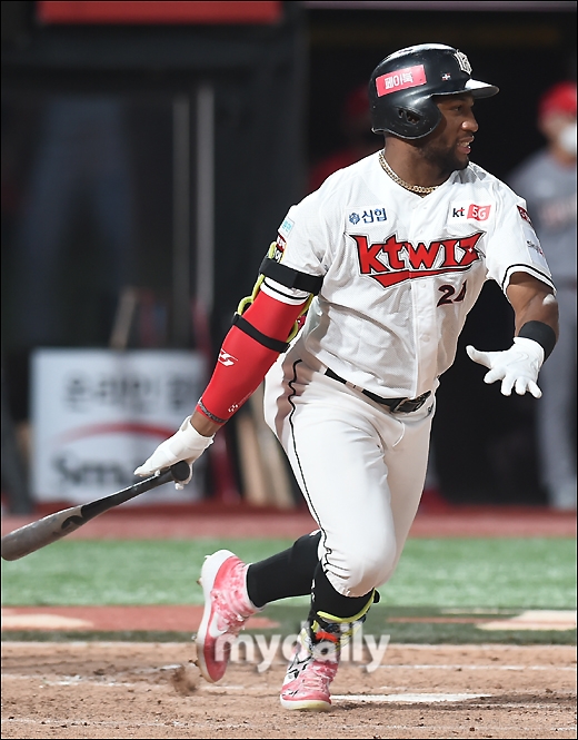 Mel Rojas Jr., 30, who leads the homer division, conquered the 40-homer highlands of the season.Luis Rojas started as a No. 3 hitter in the match against SOL KBO UEFA Champions League LG of Shinhan Bank in Suwon KT Wiz Park on the 2nd.Luis Rojas, who hit his first at-bat when he was without a runner-up in the first inning, hit a superior solo homer against Lee Min-ho.He hit Lee Min-hos 118km curve and painted an arch with a distance of 115m.Luis Rojas 40th homer of the season remains the first player to record 40 homers in this years KBO UEFA Champions League.