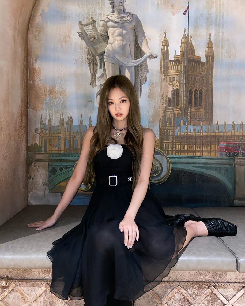 Human Channel BLACKPINK Jenny Kim, graceful beautiful looks Group BLACKPINK member Jenny Kim reported on the current situation through SNS.On October 2, Jenny Kim posted a picture on her SNS with an article entitled I am so happy and precious that the album came out.In the photo, Jenny Kim created a luxurious atmosphere that the modifier Human Chanel fits well.Jenny Kim showed off her princess-like figure in a black dressOn the other hand, BLACKPINK, which includes Jenny Kim, released her first full-length album The Album on October 2.