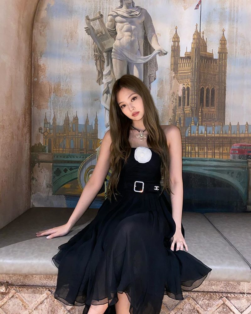 Human Channel BLACKPINK Jenny Kim, graceful beautiful looks Group BLACKPINK member Jenny Kim reported on the current situation through SNS.On October 2, Jenny Kim posted a picture on her SNS with an article entitled I am so happy and precious that the album came out.In the photo, Jenny Kim created a luxurious atmosphere that the modifier Human Chanel fits well.Jenny Kim showed off her princess-like figure in a black dressOn the other hand, BLACKPINK, which includes Jenny Kim, released her first full-length album The Album on October 2.