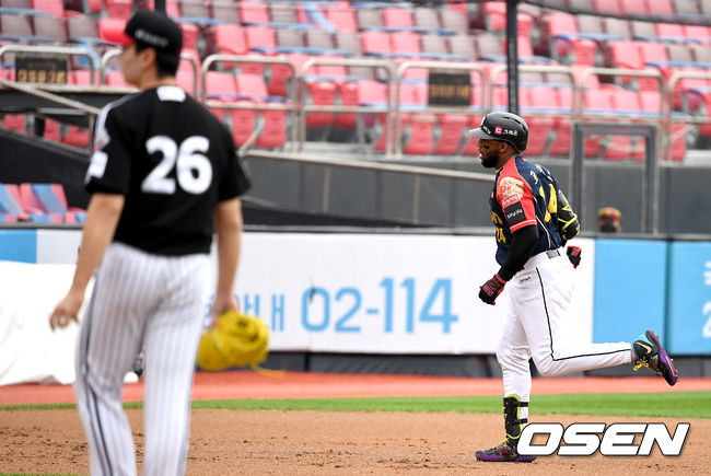 On the afternoon of the 2nd, the 2020 Shinhan Bank SOL KBO League KT Wiz and LG Twins played at KT Wiz Park in Suwon, Gyeonggi Province.KT Luis Rojas is flying a solo solo shot in the first inning and is on the ground.