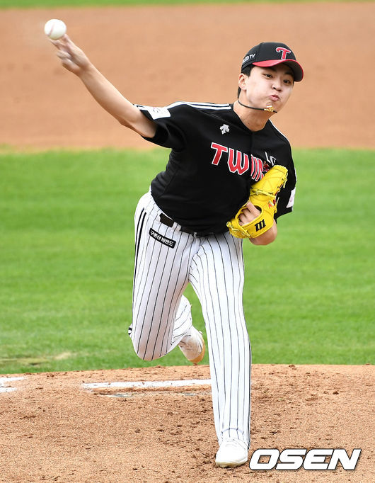 On the afternoon of the 2nd, the 2020 Shinhan Bank SOL KBO League KT Wiz and LG Twins played at Suwon FC KT Wiz Park in Gyeonggi Province.LG starter Lee Min-ho is pouring the ball vigorously in the first inning.