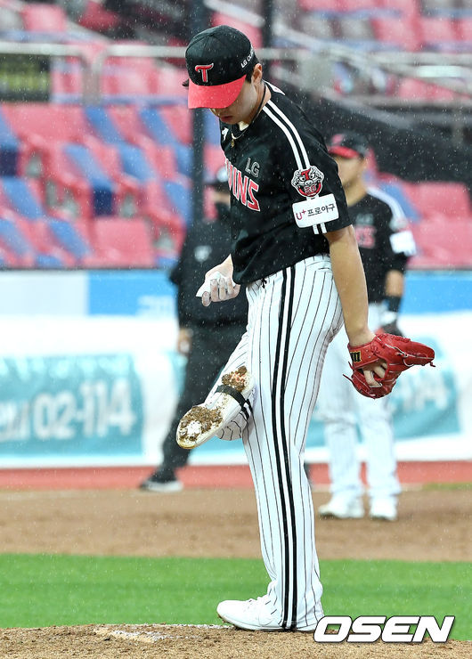 On the afternoon of the 2nd, the 2020 Shinhan Bank SOL KBO League KT Wiz and LG Twins played at Suwon FC KT Wiz Park in Gyeonggi Province.LG starter Lee Min-ho looks at the dirt on Spike at the end of the fifth inning.
