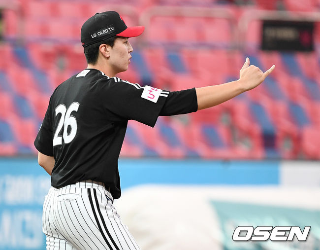 On the afternoon of the 2nd, the 2020 Shinhan Bank SOL KBO League KT Wiz and LG Twins played at Suwon FC KT Wiz Park in Gyeonggi Province.LG starter Lee Min-ho is sending autographs to the beasts in the seventh inning.