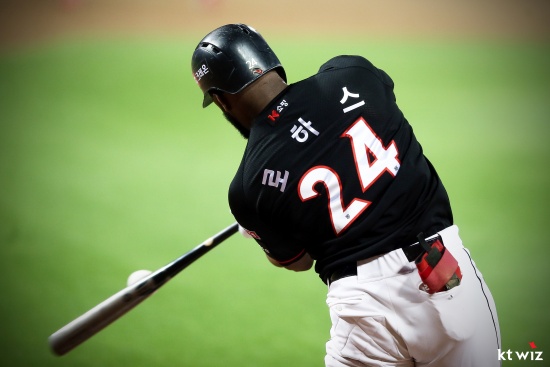 Luis Rojas shot a 40th homer in the season with a hitter and designated hitter in the game against the LG Twins at KT Wiz Park in Suwon on the 1st.In the second inning at the end of the first inning, LG Lee Min-ho hit a second-round curve and scored a first-run homer.Luis Rojas, who had a homer for two straight days following yesterday, widened the gap with second-placed Roberto Ramos (LG Twins) by two and created his second 40-homer season.Luis Rojas is also the first since 2018 when he recorded 43 homers as an individual, and Luis Rojas has recorded 40 homers for the first time since 2018 in the KBO League.Photo: KT Wiz