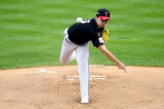 Lee Min-ho scored two runs in 6.1 innings and three hits (1 home run) and four walks and seven strikeouts in Kyonggi against KT at KT Wiz Park in Suwon on October 2.He did not hit a single hitter from the second to the sixth, but he was sorry for the first and seventh.LG, which has Lee Min-ho as its starting pitcher, formed a lineup with Hong Chang-ki (left fielder) - Oh Ji-hwan (shortstop) - Lee Hyung-jong (right fielder) - Kim Hyun-soo (first baseman) - Chae Eun-sung (nominated hitter) - Lee Chun-woong (center fielder) - Kim Min-sung (third baseman) - Yoo Kang-nam (captain) - Jung Joo-hyun (second baseman).KT, which has selected Bae Jeong-dae (middle fielder) - Hwang Jae-gyun (3 baseman) - Mel Luis Rosa Junior (recognized hitter) - Kang Baek-ho (1 baseman) - Moon Sang-cheol (left fielder) - Cho Yong-ho (right fielder) - Park Kyung-soo (2 baseman) - Huh Do-hwan (captain) - Shim Woo-joon ( with a shortstop).Lee Min-ho showed no early kicking in Kyonggi.Lee Min-ho, who gave up a walk to Bae Jeong-dae, the first-time batter, seemed to escape the crisis by pulling a botched hit to Hwang Jae-gyun.But a room remained of Luis Rojas Junior.Luis Rojas hit Lee Min-hos second-round curve to shoot a one-run homer and climbed to the first 40 home runs of the KBO League this year.Lee Min-ho, who continued to shake, allowed a straight on-base run to Kang Baek-ho (ballet) and Moon Sang-cheol (hit), and hit a one-run timely hit to Cho Yong-ho for the second run.Here, Choi Yil-yeon pitcher Kochi climbed to the Mound and talked to Lee Min-ho, and Choi Yil-yeon Kochis visit had a great effect.Lee Min-ho, who finished the first inning with a swinging strikeout, made seven strikeouts in the seventh inning and made five consecutive three-run innings.Lee Min-ho, who spent 27 balls in the first inning, seemed to have difficulty digesting a long inning, but it was a success to get a quick game.Lee Min-ho, who had 83 pitches in the sixth inning, climbed to the Mound in the seventh and continued his 17-hitter streak with a second baseman straight.However, Lee Min-ho, who showed a lack of strength from Moon Sang-cheols at-bat, gave up a walk to follow-up hitters Cho Yong-ho and Park Kyung-soo, and eventually replaced him with Jin Woo-yong and retired from Mound.Jeong Woo-yeong, who came to relief, finished the seventh without a run, and his self-defense did not increase.On the other hand, LG batting was tied to KT starter Bae Je-seong by two hits until the sixth, but he scored two points with KT Mound, which was down.As of the end of the eighth inning, both teams are in a 2-2 tight balance.Photo: LG Twins