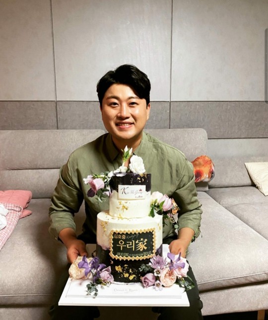 Singer Kim Ho-joong has delivered thank you greetings to fans celebrating their birthday.Kim Ho-joong left a letter to fans at his fan cafe on the 2nd.Kim Ho-joong fans presented Cake for Kim Ho-joong, the birthday of the day, and posted a message on the real-time search term of the domestic portal site Kim Ho-joong birthday.Kim Ho-joong expressed his gratitude to the fans by releasing Cake certification shot in celebration.Kim Ho-joong, who left a thank You letter under the title Thank You Well, expressed his daunting feeling, Thanks to my beloved family (Kim Ho-joong fans), I had the best birthday I had ever had in my office and had never tasted for the first time.Can I do well until Fire and A Year Ago in Winter? Is this music I think?I thought, he said. I sincerely thank you for our family members who compensated. Kim Ho-joong, who repeatedly conveyed his heart to Thank You, concluded, Lets live with a lot of good things in the future, fun families who have been able to express anything with any word in the world.Kim Ho-joong, who has been serving as a social service agent at a welfare institution under the Seocho-gu district since last 10 days, has proved his strength in various records such as fan meeting movie advance rate and album sales volume during alternative service.