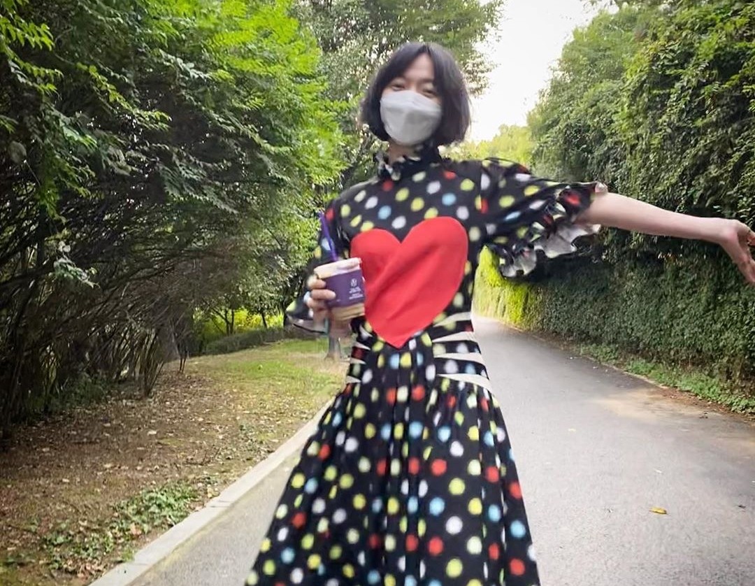 Actor Bae Doonana gave a little late Chuseok greeting with a youthful appearance.On the 2nd, Bae Doonana posted a picture on his instagram with an article entitled Its a little late but .. Happy Chuseok.In the photo, Bae Doonana is enjoying a big red heart wearing an impressive dress and a rare roadside.Fans cheered on the appearance of Bae Doonana, who expressed her unique personality with an Ash-colored hairstyle in an impressive costume with various color dot patterns.On the other hand, Bae Doona is appearing on TVN weekend drama Secret Forest 2.