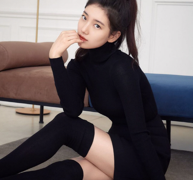 Singer and Actor Bae Suzy shows off Girl Crush in Reversal StoryBae Suzy posted several commercial photos on her instagram on the 3rd.In the public photos, Bae Suzy showed a variety of fashions including berets and red dot dresses in an all-black look. Especially, Bae Suzy doubled her alluring charm with shading makeup.The more close-up the more beautiful Bae Suzys unique beauty attracts attention, especially Bae Suzy, who took off her existing innocent image and boasted a girl crush charm with smokey makeup.Bae Suzys pale-colored charm attracts attention.On the other hand, Bae Suzy will appear on TVN StartUp which will be broadcasted on the 17th.StartUp is a drama about the beginning and growth of young people who have entered StartUp dreaming of success in Silicon Valley in Korea.