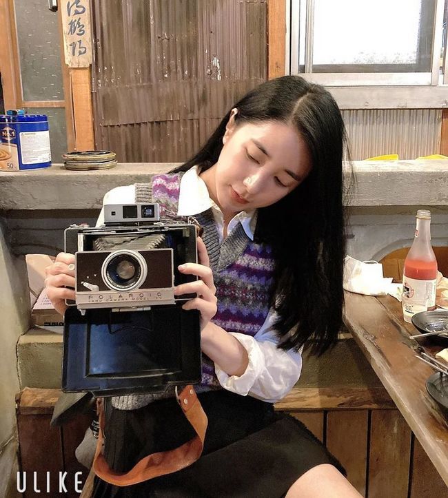 Charlock.Singer Seo In-young has announced the latest situation.Seo In-young posted two photos on his Instagram on October 3 with an article entitled Vintage Polaroid Corporation.In the open photo, Seo In-young is holding a vintage Polaroid Corporation Camera. The innocent beauty and natural atmosphere attract attention.Seo In-young recently appeared on SBS PLUS entertainment program On Trot.ideal land