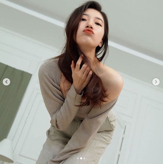 Bae Suzy flaunts adorable Beautiful lookBae Suzy posted several photos on her instagram on the 3rd of the day, including behind-the-scenes photos of cosmetics commercials.In the photo, Bae Suzy is looking at the camera with a lovely expression wearing clothes that reveal the shoulder.In the other photo, I tied my hair high and gave a retro atmosphere with a red tang dress.Bae Suzys pale color charm and beautiful beautiful looks that cross the purity and youthfulness are admirable.On the other hand, Bae Suzy will appear on the TVN Saturday drama Start Up which will be broadcasted on the 17th.Photo = Bae Suzy Instagram
