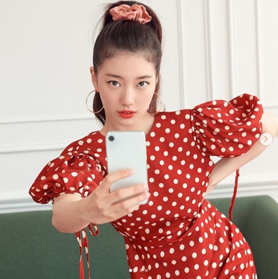 Bae Suzy flaunts adorable Beautiful lookBae Suzy posted several photos on her instagram on the 3rd of the day, including behind-the-scenes photos of cosmetics commercials.In the photo, Bae Suzy is looking at the camera with a lovely expression wearing clothes that reveal the shoulder.In the other photo, I tied my hair high and gave a retro atmosphere with a red tang dress.Bae Suzys pale color charm and beautiful beautiful looks that cross the purity and youthfulness are admirable.On the other hand, Bae Suzy will appear on the TVN Saturday drama Start Up which will be broadcasted on the 17th.Photo = Bae Suzy Instagram