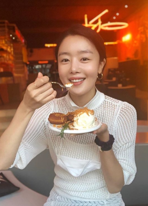 Actor Han Sun-hwa reveals his routineHan Sun-hwa posted several photos on his Instagram on the 3rd.Dressed neatly in a bright-colored, nit-material outfit, Han Sun-hwa was pictured posing with a dessert dish.Han Sun-hwas charming eyes and feminine atmosphere captures the heart.Meanwhile, Han Sun-hwa will appear on JTBCs new drama Undercover, a comprehensive channel broadcast in 2021.