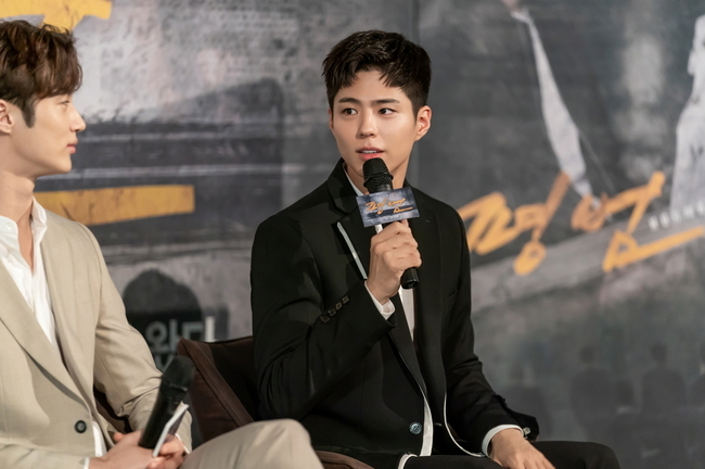 Act 2 of Record of Youth opens.TVNs Drama Record of Youth (playplayed by Ha Myung-hee/director Ahn Gil-ho) unveiled Sa Hye-joon (Park Bo-gum), who attended the production presentation of the movie Normal on October 4.Park Seul-gi, who completed the same scene more than real, makes a special appearance and adds strength.The Shus flower path was unfolded to Sa Hye-joon, who struggled to achieve his dream with his own strength.Despite the scheme of former agency Lee Tae-soo (Lee Chang-hoon), Sa Hye-joon has become a rising star by appearing on the medical drama Gateway with top star Lee Hyun-soo (Seo Hyun-jin).The romance between Sa Hye-joon and Ahn Jeong-ha (Park So-dam), who pledged unchanging love even in busy daily life, added to the excitement. There was still a crisis in the same days that everything would be good.Two youths who have not been frustrated by the tough reality and have been moving toward tomorrow are wondering whether they can protect their dreams and love in front of different reality and many variables.Meanwhile, the presentation of the production of the movie Performance, in which the hot heat is conveyed, was revealed.The real production presentation scene, including Sa Hye-joon, Won Hae-hyo (Byeon Woo-suk), Park Do-ha (Kim Gun-woo), Choi Se-hoon and Park Seul-gi, who are in charge of the process, stimulates curiosity.The movie Plant was the only hope that came to Sa Hye-joon, who gave up his dream and was going to the army.Sa Hye-joon, who proved his existence value as an actor without missing that last opportunity, rose to stardom by appearing in Drama.I can feel his popularity that has changed in the appearance of Sa Hye-joon, who conveys his feelings to the question of host Park Seul-gi.The bright smile of Sa Hye-joon, who receives the spotlight next to the main character Park Do-ha, causes excitement.The backstage atmosphere of the production presentation in the ensuing photo is also interesting: Lee Min-jae (Shin Dong-mi), the manager who cheers and applauds for Sa Hye-joon.Lee Tae-soo and Park Do-has laughing visuals, who look at this disapprovingly, make a laugh.Park Hye-joon, who only appears in five scenes than the main character, is more attracted to the attention.It raises the curiosity about how Sa Hye-joon, who appeared as a minor, attended the production presentation.In the ninth episode, Sa Hye-joons sweet success, which has emerged as a rising star, unfolds. Sa Hye-joon, who stepped on the Shuth flower path with drama, movies and advertisements.The next work, which I chose as much as I could, will continue to make a big hit.