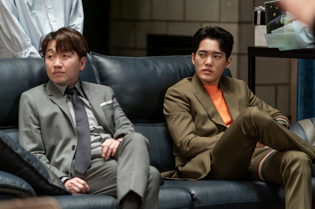 Act 2 of Record of Youth opens.TVNs Drama Record of Youth (playplayed by Ha Myung-hee/director Ahn Gil-ho) unveiled Sa Hye-joon (Park Bo-gum), who attended the production presentation of the movie Normal on October 4.Park Seul-gi, who completed the same scene more than real, makes a special appearance and adds strength.The Shus flower path was unfolded to Sa Hye-joon, who struggled to achieve his dream with his own strength.Despite the scheme of former agency Lee Tae-soo (Lee Chang-hoon), Sa Hye-joon has become a rising star by appearing on the medical drama Gateway with top star Lee Hyun-soo (Seo Hyun-jin).The romance between Sa Hye-joon and Ahn Jeong-ha (Park So-dam), who pledged unchanging love even in busy daily life, added to the excitement. There was still a crisis in the same days that everything would be good.Two youths who have not been frustrated by the tough reality and have been moving toward tomorrow are wondering whether they can protect their dreams and love in front of different reality and many variables.Meanwhile, the presentation of the production of the movie Performance, in which the hot heat is conveyed, was revealed.The real production presentation scene, including Sa Hye-joon, Won Hae-hyo (Byeon Woo-suk), Park Do-ha (Kim Gun-woo), Choi Se-hoon and Park Seul-gi, who are in charge of the process, stimulates curiosity.The movie Plant was the only hope that came to Sa Hye-joon, who gave up his dream and was going to the army.Sa Hye-joon, who proved his existence value as an actor without missing that last opportunity, rose to stardom by appearing in Drama.I can feel his popularity that has changed in the appearance of Sa Hye-joon, who conveys his feelings to the question of host Park Seul-gi.The bright smile of Sa Hye-joon, who receives the spotlight next to the main character Park Do-ha, causes excitement.The backstage atmosphere of the production presentation in the ensuing photo is also interesting: Lee Min-jae (Shin Dong-mi), the manager who cheers and applauds for Sa Hye-joon.Lee Tae-soo and Park Do-has laughing visuals, who look at this disapprovingly, make a laugh.Park Hye-joon, who only appears in five scenes than the main character, is more attracted to the attention.It raises the curiosity about how Sa Hye-joon, who appeared as a minor, attended the production presentation.In the ninth episode, Sa Hye-joons sweet success, which has emerged as a rising star, unfolds. Sa Hye-joon, who stepped on the Shuth flower path with drama, movies and advertisements.The next work, which I chose as much as I could, will continue to make a big hit.