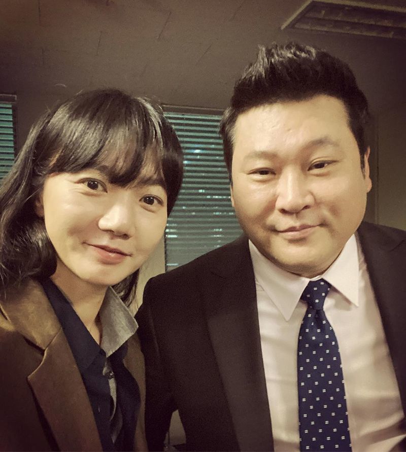 Actor Bae Doona reveals affection for Moo-Seong ChoiBae Doona wrote on her Instagram account on October 4, Ive been so fan since I was a fan, Mr. Moo-Seong Choi.I was holding my fan for the whole time, but I could not bear it at the last minute. I posted a picture with the article Secret Forest 2 tonight last episode.Inside the photo, there were images of Bae Doona and Moo-Seong Choi standing side by side taking selfies.Bae Doona and Moo-Seong Choi smile at the camera, the pairs cheerful atmosphere catching their eye.delay stock