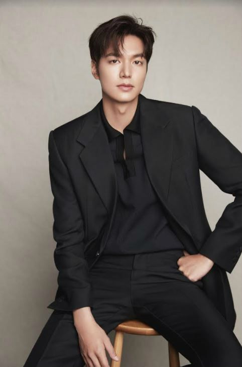 Lee Min-ho recorded 20 million Facebook Followers on the 18th of last month, and Instagram accounts also exceeded 20 million Followers on the 4th.On the same day, the number of Lee Min-ho account followers in Weibo, the representative SNS in China, exceeded 2863 million and Twitter exceeded 3 million.Lee Min-ho is the only Korean artist to hold this record.Lee Min-ho is reviewing his next film as he takes a break after the end of the drama The King.Facebook and Instagram each topped 20 million Followers for The Artists first record...Weibo 28.6 million Followers
