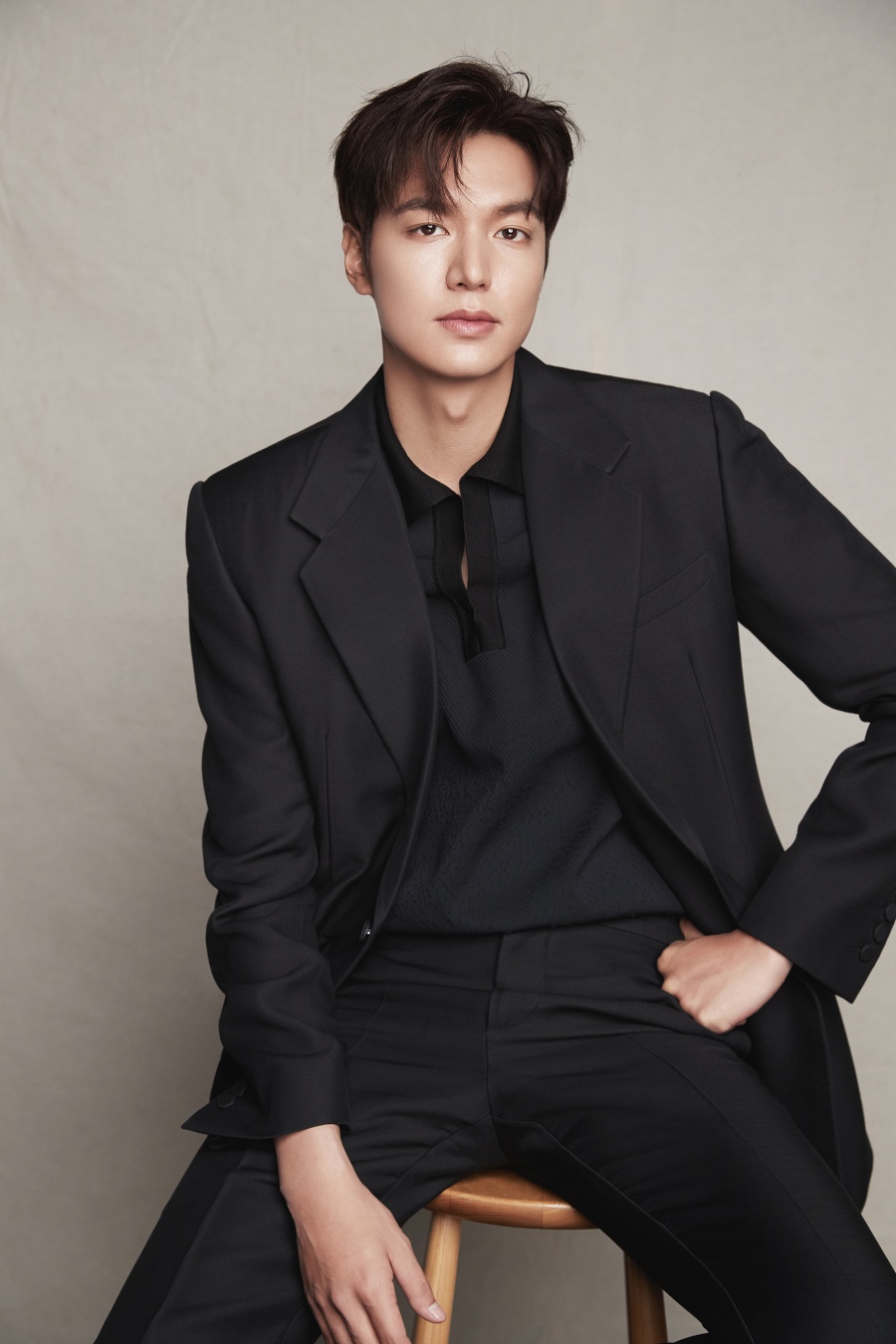 Actor Lee Min-ho SNS Followers exceeded 40 million. According to Lee Min-ho agency MYM Entertainment, Lee Min-ho official Facebook and Instagram Followers exceeded 20 million each, exceeding 40 million people.Lee Min-ho is the first to surpass 20 million Followers in both SNSs at the same time throughout the domestic singer, Actor.Lee Min-ho achieved 20 million Followers on Facebook on the 18th, and also surpassed 20 million Followers on Instagram on the 4th.The agency posted a photo commemorating 20 million and thanked the fans. In the public photos, Lee Min-ho caught the attention of the fans with overwhelming visuals and eyes.Lee Min-hos influence on major social media is beyond imagination.On the 4th, Weibo, the representative SNS of China, has 28.63 million followers, and Twitter has exceeded 3 million. It is the only record among Korean stars.Lee Min-ho was ranked third among Asian celebrities and first among Korean stars, receiving more than 104 million votes in 100 Most Attractive Celebrities in Asia in 2020 released in King Choice in September.It is also a figure that Lee Min-ho has proved to be popular in the former World.The latest, The King: The Lord of Eternity (hereinafter the King), was released simultaneously to the former World through Netflix, the worlds largest OTT, and has made record-breaking achievements.In Netflix Asia, it was selected as the top 10 most viewed content.According to Flix Patrol, which provides a database of video content, The King has been popular in Netflix for 124 days.Lee Min-ho is taking a break after the end of The King and is reviewing his next work.