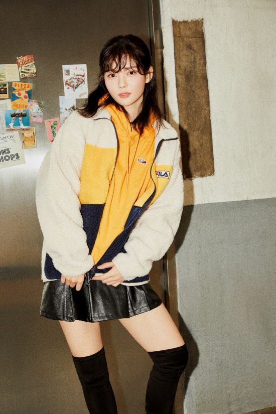 Fila, a global sports brand, announced on the 5th that it released a 2020 autumn and winter Heritage collection picture with actor Kim Yoo-jung.Kim Yoo-jung in this picture transformed into a hot-blooded fashion YouTuber who does not put mobile phones and camera devices in his hands in the background of a complex cultural space in Seongsu-dong.Filas autumn and winter item were presented in various ways with a digital fashion influencer concept that introduces and communicates his fashion in everyday life.The Fila autumn Heritage Collection, which Kim Yoo-jung presented through the pictorial, is a retro review of the logo of the 90s bar city line, a long-term outer half color alignment anorak with a front pocket in the Heritage design, and a palette BOA fly jacket that can be used as an outer and middle wear by applying BOA material with excellent warmth. It consists of New Logo side block man-to-man, which utilizes emotion.Kim Yoo-jung shoes in the picture are also noticeable.Filas representative Daily Jogger Zagato, Izzy Life Shoes FilaRGB New Day Pack and Trail Moods Ugly Shoes Oakment TR are practical shoes items that can match any outfit in everyday life.The collection also included accessories to complete stylish autumn look such as Pelt F logo ball cap and monogram heap color, which contain Fila Heritage sensibility.This picture shows Kim Yoo-jung perfectly digesting and expressing the Autumn fashion that adds a seasonal atmosphere to the brand Heritage, said Fila. It will be a special proposal for those who expect a different fashion this season, which is completed with items that reflect various materials and colors that can feel the autumn and winter in advance.The collection in the picture can be found in Filas official online store, Fila stores nationwide.
