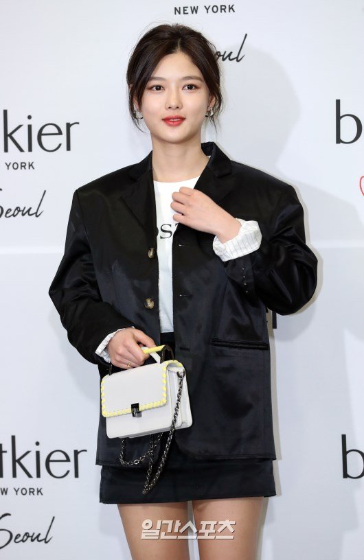 Actor Kim Yoo-jung takes on Timey Hunggi title rollAn official of a drama station said on May 5, Kim Yoo-jung will act the main character of SBS anticipated Time Hunggi.Kim Yoo-jung is the title roll in the drama and the first and last painting artist of the Joseon Dynasty.Once you see it, you have the ability to imprint your soul with unforgettable memory, and you are proud of your beauty that is so refreshing that you can shine around when you laugh with a cheerful and healthy energy.I just start to draw pictures to earn money, not the best chemicals in Korea.Timmy Hung is a mysterious and beautiful story in which the first and last female chemist who entered the Dohwawon with the seal of Seoun-kwan, who is holding another personality in himself, and the extraordinary aesthetic insights and skills, solves the terrible fate.The fantasy romance historical drama with the imagination of the artist in the story of the only female artist in the Joseon Dynasty, which is briefly recorded in the feed.Timmy Hung, a beautiful woman who entered Gyeongbok Palace, lost her eyesight, but she has a sense of view reading the sky and constellations, and Anpyeong, a windmiller who loved beauty.Jung Eun-gwol made the best-selling drama of the same name by the writer Jung Eun-gwol. Jung Eun-gwol made a great success by dramatizing Sungkyunkwan Scandal and The Sun with the Sun.Ahn Hyo-seop was cast early in the role of the male protagonist. It is directed by Park Yong-soon PD, The Empire of the Golden, Wanted, and Secret Mother.