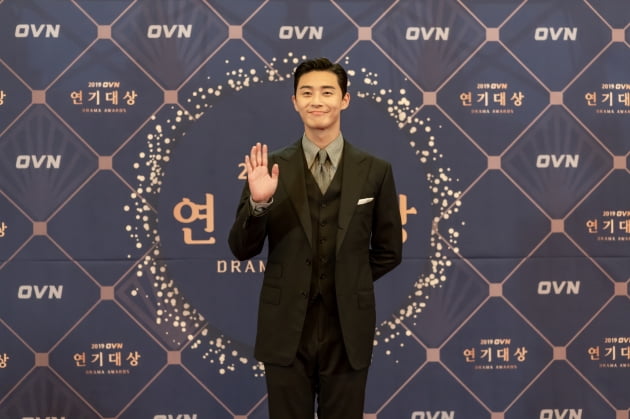 The meeting of Youth Records Park Bo-gum, Park Seo-joon was captured.TvNs wall-to-wall drama Youth Records released a photo of Actor Park Bo-gum and Park Seo-joon together ahead of the 5th broadcast.  In the spotlight, park Bo-gum on the red carpet, as well as park Seo-joon, who appears as his predecessor and top star Song Min-so, raises expectations.Sahye-jun, struggling to achieve his dream, opened the Shusu flower path.  Despite the ploy of his former company, Lee Tae-soo (Lee Chang-hoon), Hye-jun Sa hye-jun became a rising star by appearing in the medical drama Gateway with top star Lee Hyun-so (Seo Hyun-jin).The romance between Sahye-jun and Seung-ha (Park So-dam) who pledged constant love in the midst of a busy life added excitement.  There were still crises on days when everything seemed to be fine.  Two young men who were moving toward tomorrow without being frustrated by the reality.  There are growing questions about whether we can protect our dreams and love in the face of different realities and many variables.Meanwhile, the dazzling visuals of Sahye-jun, who attended the acting awards ceremony, catch the eye in the photos released.  The unique aura of Park Seo-joon, a senior model of Sahye-jun and a top star, also excites.  It is also interesting to see the tense expressions of Won Hae-hyo (Woo-seok) and Park Do-ha (Kim Kun-woo) waiting to be announced at the Best Male Acting Award.  The result is a question of who will be the best male actor, and whether Song Min-so, who has a special relationship with Sahye-jun, can win the trophy to Sahye-jun.In the ninth episode, which airs on May 5, Sahye-juns performance as an actor is depicted.  Earlier, Sahye-jun had announced that he wanted to play The Return of the King, a historical drama with a work of art, instead of a romance drama that was guaranteed to be popular in his next film.  His move as a rising star adds to his expectations.The Youth records crew is at the beginning of The Hye-Juns era.  In particular, Park Seo-joon has made a special appearance and the second act is hotter.  We look forward to his performance, which will add to the power of disassembly with top star Song Min-so, who has a special relationship with Sahye-jun.Meanwhile, Youth records airs every Monday and Tuesday at 9 pm tvN.Youth Records Park Bo-gum X Boxer Jum Encounter Youth Records Unusual Cameo Appearance, Park Seo-joon Up park Seo-joon, Park Bo-gum role as role