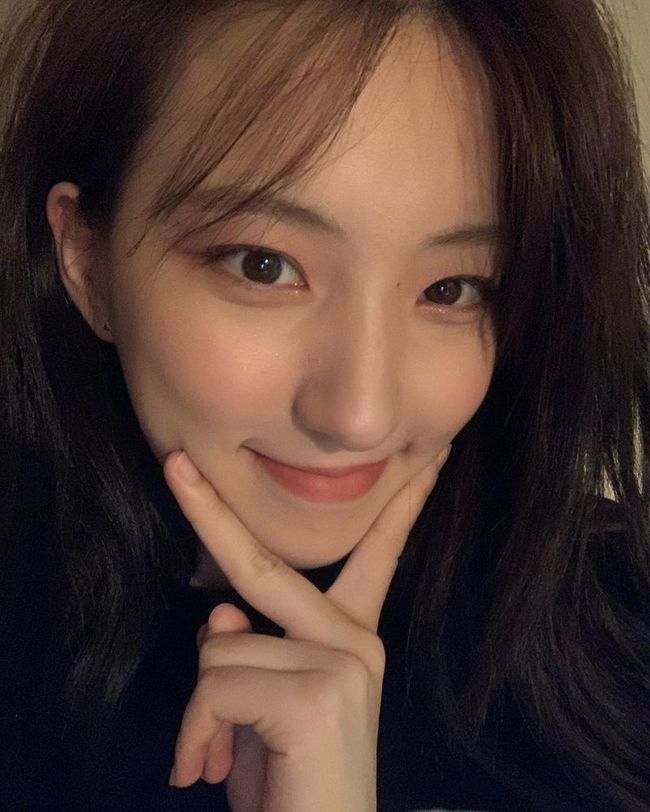 Girl group WJSN member Eunseo showed off her fresh beauty.Eunseo posted several photos on his instagram on October 5 with the article Im sorry Im late for selfie. Friendship? But it looks perfect!In the open photo, Eunseo is posing for the camera with a V. She is shaking her fan with a pure yet cute charm.Meanwhile, WJSN will come back on October 7th with the first unit group consisting of LUDA, Summer, Dayoung and Subin 4.ideal land