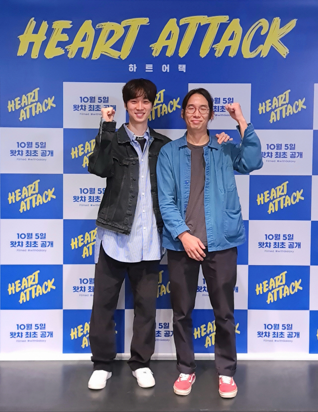 On the morning of the 5th, a production report of the movie Heart A Tag was broadcast live on the Internet. Director Lee Chung-hyeon and director Kim Sang-il attended to talk about the work.Heart A Tag is a time-slip fantasy romance film about a woman who turns 100 times to save her loved one.Actor Lee Sung-kyung and director Lee Chung-hyeon, who has emerged as a prospect for Chungmuro as his feature debut Call, caught megaphone.Especially, Heart A Tag is known to have filmed all the films from the main film to trailers, making films, and posters as well as the Galaxy S20 Ultra, the latest version of Samsung Lions In Another World With My Smartphone.In Another World With My Smartphone is a dense visual beauty that can not be felt that it was filmed only, and In Another World With My Smartphone, so the unique shooting technique and lively screen are the charm of the movie.Director Lee Chung-hyeon said, I made a proposal at the Samsung Lions first.Cinema16: I love American Short Films so much, and I wanted to shoot whenever I had the chance.I was curious that I could shoot movies on my smartphone in that regard. I wanted to make a movie once again when I was waiting for the release of the movie Call, and I had the opportunity to work with the production team of Call and the director of the film, Kim Sang-il, and I participated with a pleasant heart.The director shot a genre film full of tension centered on surf fence through his previous works Rands and Call.Why did you come up with a romance movie about turning time to make your loved ones heart beat again?Director Lee said, When I shot Rands and Calls in succession, I wondered about other genres and feelings.I also wanted to have a pretty image that I could take with the Galaxy s20, so I became a Top Model in the romance genre.The main character of the film is actor Lee Sung-kyung, and is drawn from beginning to end with his gaze.There is an evaluation that if the color of the movie is born as a person, it will be born as Lee Sung-kyung.I thought Lee Sung-kyung would fit in with the story of this movie, Lee said.I thought about it in a minute or two without worrying about it, he said. It was a positive factor because it contained bright, healthy and lively energy.It was really hot when I was shooting.Lee Sung-kyung led the film with the most energy from all the staff on the scene. In fact, Lee Sung-kyungs character is buried in the movie.I made the movie lovely, he said.The formal Top Model seems to be the attraction only Cinema16: American Short Films can do.Before the scenario, Heart A Tag did Conti work first. He was very inclined to express the image metaphor.I tried to speak with images rather than stories, and to express them in poetry in literature. With various settings and new forms of attempts, director Kim Sang-il may have felt the burden of shooting.However, director Kim explained that it was more beneficial to shoot with In Another World With My Smartphone.I was surprised when I first got Conti, Kim said, and there were hundreds of PowerPoint pictures. I said Id take them in three days, but I thought, What should I do?I wanted to shoot it, he said. Then I received five In Another World With My Smartphones at the Samsung Lions and prepared them for use at any time.I could take a lot more cuts because I could take them on my cell phone, he said.I had a concern about my first attempt, but I quickly adapted to work with the previous call staff, Lee said. In Another World With My Smartphone was not different from normal film shooting, and I worked quickly and easily.We also talked about the use of primary colors that symbolize the movie, and the combination with Toei Animation.I found a lot of reference images and PD suggested that we use Toei Animation together, Lee said. Toei Animation seems to have had a good effect in that respect because there was a direction to take the retro concept at the beginning.In terms of retro concept, I got a lot of hints in the music video of singer Park Mun-chi and IU. This directors first romance Top Model Heart A Tag, which has emerged in the thriller genre.He also revealed his desire for feature films of romance genres such as Heart A Tag.I love watching these genres, Lee said. I like rhythmic romance movies like La La Land and About Time.Ive been thinking about making movies like this one day since I was old, but as time goes by, I feel more like it.I want to show a movie that people can feel lovely at the theater. Meanwhile, Heart A Tag will be unveiled for the first time in Watcha on the 5th.