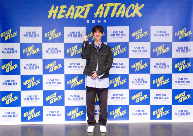 On the morning of the 5th, a production report of the movie Heart A Tag was broadcast live on the Internet. Director Lee Chung-hyeon and director Kim Sang-il attended to talk about the work.Heart A Tag is a time-slip fantasy romance film about a woman who turns 100 times to save her loved one.Actor Lee Sung-kyung and director Lee Chung-hyeon, who has emerged as a prospect for Chungmuro as his feature debut Call, caught megaphone.Especially, Heart A Tag is known to have filmed all the films from the main film to trailers, making films, and posters as well as the Galaxy S20 Ultra, the latest version of Samsung Lions In Another World With My Smartphone.In Another World With My Smartphone is a dense visual beauty that can not be felt that it was filmed only, and In Another World With My Smartphone, so the unique shooting technique and lively screen are the charm of the movie.Director Lee Chung-hyeon said, I made a proposal at the Samsung Lions first.Cinema16: I love American Short Films so much, and I wanted to shoot whenever I had the chance.I was curious that I could shoot movies on my smartphone in that regard. I wanted to make a movie once again when I was waiting for the release of the movie Call, and I had the opportunity to work with the production team of Call and the director of the film, Kim Sang-il, and I participated with a pleasant heart.The director shot a genre film full of tension centered on surf fence through his previous works Rands and Call.Why did you come up with a romance movie about turning time to make your loved ones heart beat again?Director Lee said, When I shot Rands and Calls in succession, I wondered about other genres and feelings.I also wanted to have a pretty image that I could take with the Galaxy s20, so I became a Top Model in the romance genre.The main character of the film is actor Lee Sung-kyung, and is drawn from beginning to end with his gaze.There is an evaluation that if the color of the movie is born as a person, it will be born as Lee Sung-kyung.I thought Lee Sung-kyung would fit in with the story of this movie, Lee said.I thought about it in a minute or two without worrying about it, he said. It was a positive factor because it contained bright, healthy and lively energy.It was really hot when I was shooting.Lee Sung-kyung led the film with the most energy from all the staff on the scene. In fact, Lee Sung-kyungs character is buried in the movie.I made the movie lovely, he said.The formal Top Model seems to be the attraction only Cinema16: American Short Films can do.Before the scenario, Heart A Tag did Conti work first. He was very inclined to express the image metaphor.I tried to speak with images rather than stories, and to express them in poetry in literature. With various settings and new forms of attempts, director Kim Sang-il may have felt the burden of shooting.However, director Kim explained that it was more beneficial to shoot with In Another World With My Smartphone.I was surprised when I first got Conti, Kim said, and there were hundreds of PowerPoint pictures. I said Id take them in three days, but I thought, What should I do?I wanted to shoot it, he said. Then I received five In Another World With My Smartphones at the Samsung Lions and prepared them for use at any time.I could take a lot more cuts because I could take them on my cell phone, he said.I had a concern about my first attempt, but I quickly adapted to work with the previous call staff, Lee said. In Another World With My Smartphone was not different from normal film shooting, and I worked quickly and easily.We also talked about the use of primary colors that symbolize the movie, and the combination with Toei Animation.I found a lot of reference images and PD suggested that we use Toei Animation together, Lee said. Toei Animation seems to have had a good effect in that respect because there was a direction to take the retro concept at the beginning.In terms of retro concept, I got a lot of hints in the music video of singer Park Mun-chi and IU. This directors first romance Top Model Heart A Tag, which has emerged in the thriller genre.He also revealed his desire for feature films of romance genres such as Heart A Tag.I love watching these genres, Lee said. I like rhythmic romance movies like La La Land and About Time.Ive been thinking about making movies like this one day since I was old, but as time goes by, I feel more like it.I want to show a movie that people can feel lovely at the theater. Meanwhile, Heart A Tag will be unveiled for the first time in Watcha on the 5th.