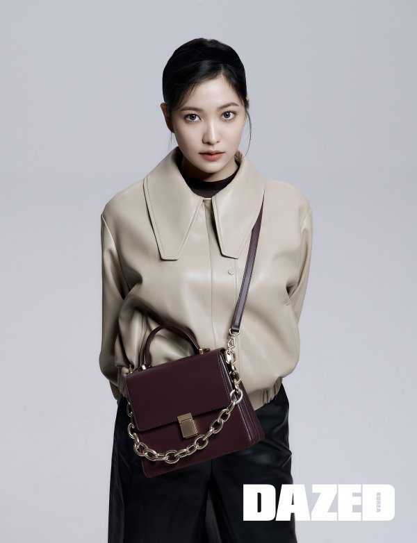 Recent Recent Revelations by Red Velvet Yeri, Writing and Drawing Magazine <Daysd> released a picture with Red Velvet Yeri.Yeri, who has been in the picture for a long time, has completed his modern and refined portrait picture perfectly, from girllike appearance to elegant and luxurious mood.Recently, he has been working on YouTube called Yeri Oriental and has shown another appearance as a VJ. He talked about the current situation in Interview after shooting the picture.Ive been taking YouTube shots, writing songs, drawings, reading books, and doing things I want to do recently, he said.In particular, Yeri Oriental medicine started to think that fans would like it at the same time that it is difficult to act, he said, introducing the opportunity to start YouTube.The more I shoot, the more I grow, Yeri added.During the break, he showed his various aspects through the content of Yeri Oriental Room and said he wanted to communicate more with the public. He finished the interview with the words to expect him to show up in the future.The content of the Yeri Oriental will be released every Monday and Wednesday. YouTube, which contains the picture, will be released on October 5.More stories and pictures with Yeri can be found in the October issue of <Daysd> and on the homepage.