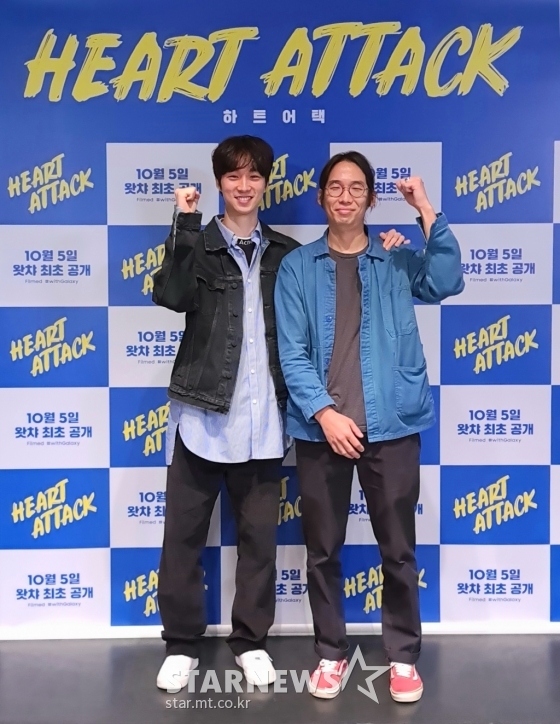 Lee Chung-hyeon director X Lee Sung-kyung experiment with Heart A Tag film taken with Galaxy S20 On the 5th, Heart A Tag online production report was held.Heart A Tag is a short film about a woman who turns 100 times to make her beloved heart beat again.Galaxy In Another World With My Smartphone is the first of the Filmed #withGalaxy global short film projects to emphasize camera functions.The Galaxy S20 Ultra was all filmed, including the main film, trailer, making, and poster.Lee Chung-hyeon, who directed the feature film Call and attracted attention as Rock Price, grabbed megaphone and Lee Sung-kyung appeared.Yongfilm, which introduced Girl, Beauty Inside and Dokjeon, participated in the production. (Heart A Tag) made a proposal first at Samsung Electronics, said Lee Chung-hyeon. It was attractive that I liked short films and could shoot movies with In Another World With My Smartphone.I was waiting for the opening of Call, and I was glad that I could meet again with the Call production team and work again with the director of Rocks Kim Sang Il.Lee Chung-hyeon said, Rock price and call are thriller genres, and similar genres are followed, so I have thirst for fantasy romance genres such as Heart A Tag. If I have a chance, I want to show a full-length romance movie in the theater.Lee Chung-hyeon said, (Heart A Tag) started from the Conti work before the scenario work, he said. I was worried about expressing the movie with image metaphor.I was worried about the angles that I can take with In Another World With My Smartphone, and various references to numerous references, he added.Kim Sang-il, director of the film, said, I took five In Another World With My Smartphones and went on shooting. In Another World With My Smartphone, I tried to experiment with various angles that I could do.Lee Chung-hyeon said, I filmed for three days, but when I was shooting with In Another World With My Smartphone, I was very maneuverable and I was helped. I thought I could shoot various contents with In Another World With My Smartphone.I have shot In Another World With My Smartphone on a basketball, he said. I am satisfied with the result because it is only possible with In Another World With My Smartphone.Kim Sang-il, director of the film, said, I personally opposed this method.I taped the basketball with In Another World With My Smartphone.If In Another World With My Smartphone broke down, I was worried that one of the five In Another World With My Smartphones had to break down and take the remaining four.But the results were good, so I got an angle that I could not see anywhere, he said.Lee Chung-hyeon also said, I thought Lee Sung-kyung would be in this movie in a minute without worrying about the reason for casting Lee Sung-kyung in Heart A Tag. Lee Sung-kyungs bright, healthy and lovely image worked as a plus for the movie.Lee Sung-kyung is really healthy and full of bright energy, he said. I filmed it in July and it was really hot weather.But Lee Sung-kyung, among all people, including the staff, was the brightest and most energetic, and that helped the film a lot. Meanwhile, Heart A Tag will be unveiled at Watcha at 12:00 pm on the day.