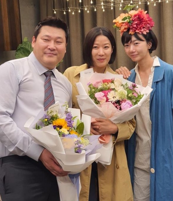 Actor Moo-Seong Choi has released a photo with his colleagues Actor Hye-Jin Jeon and Bae Doona who appeared together for the TVN drama Secret Forest Season 2 End.Moo-Seong Choi released a photo on his SNS on the 5th, and said, I am alive on the day I gathered with Captain Bae Doona, chief of Hye-Jin Jeon.I was happy and worked hard thanks to their passion. Fans said, Sui Gu was so much, Moo-Seong ChoiActors best, I enjoyed it so much!!!Waying all the time, It was so good to see you in season 2! Too Sui Gu, too Moo-Seong Choi Actor Season 2 too Sui Gu!!!!I will not forget the character you showed me.  I love the best chemistry. The real universe is the strongest. Moo-Seong Choi played and performed a nobility prosecutor who kept secrets in season 2 of the Ended Secret Forest on the 4th; he previously said through the production team, I have a great personal affection.I hope you have a good time. 
