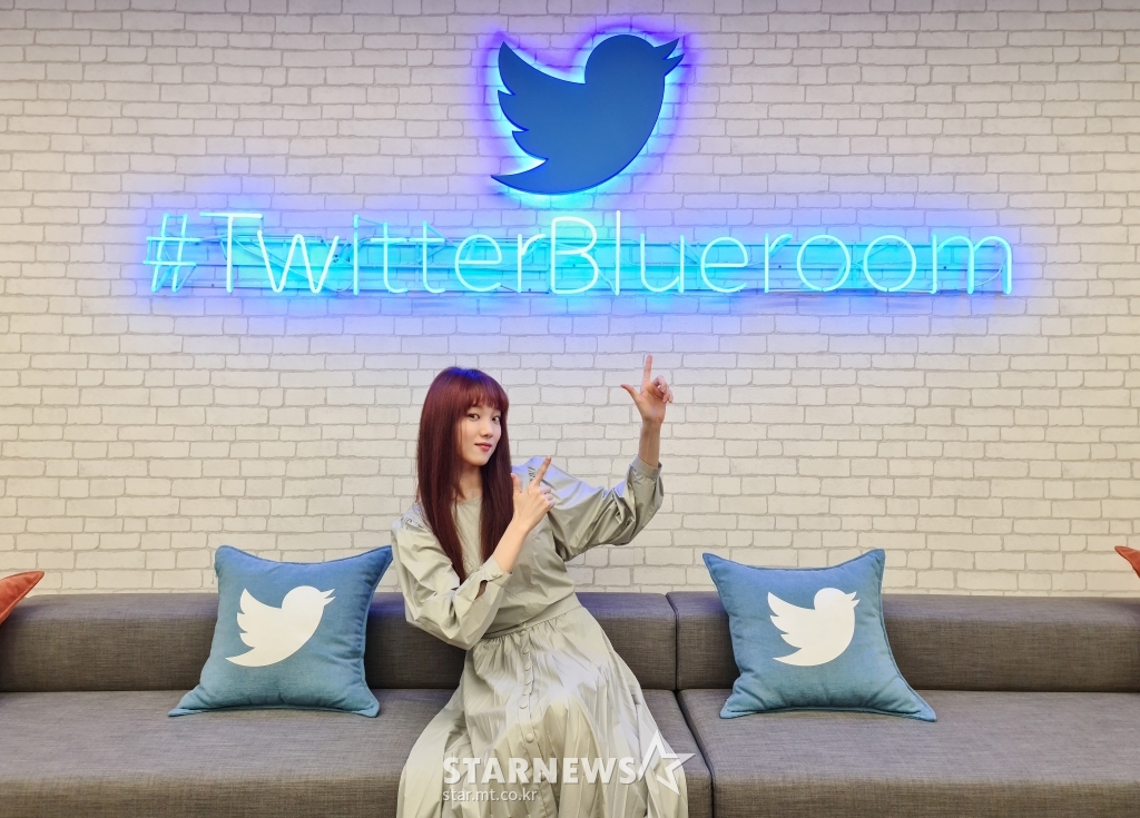 Actor Lee Sung-kyung poses before the start of the movie Heart A Tag Twitter live talk show on Online Live on the afternoon of the 5th./ Photos: Heart A Tag Production Committee