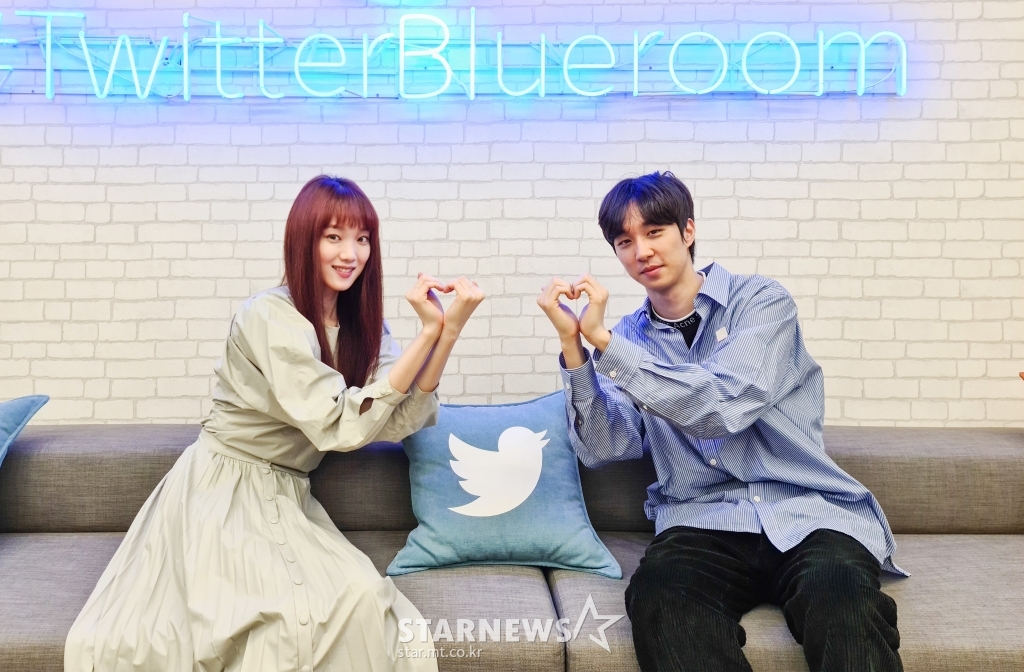 Actor Lee Sung-kyung and Lee Chung-hyeon are posing before the start of the movie Heart A Tag Twitter live talk show on the afternoon of the 5th./ Photos: Heart A Tag Production Committee