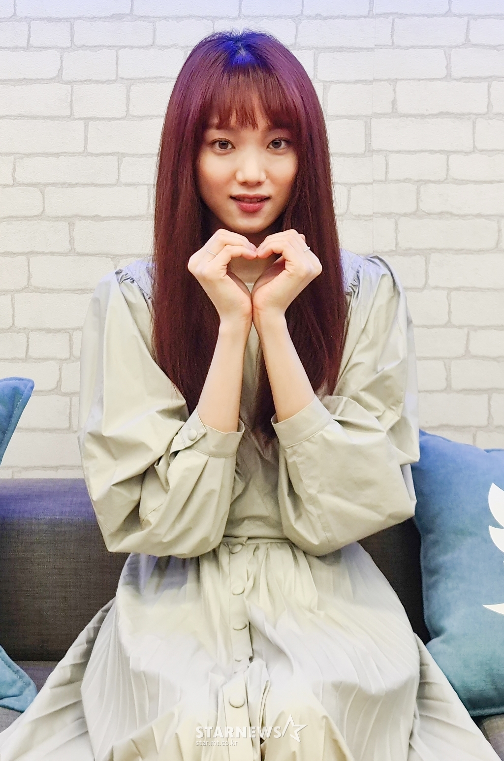 Actor Lee Sung-kyung poses before the start of the movie Heart A Tag Twitter live talk show on Online Live on the afternoon of the 5th./ Photos: Heart A Tag Production Committee