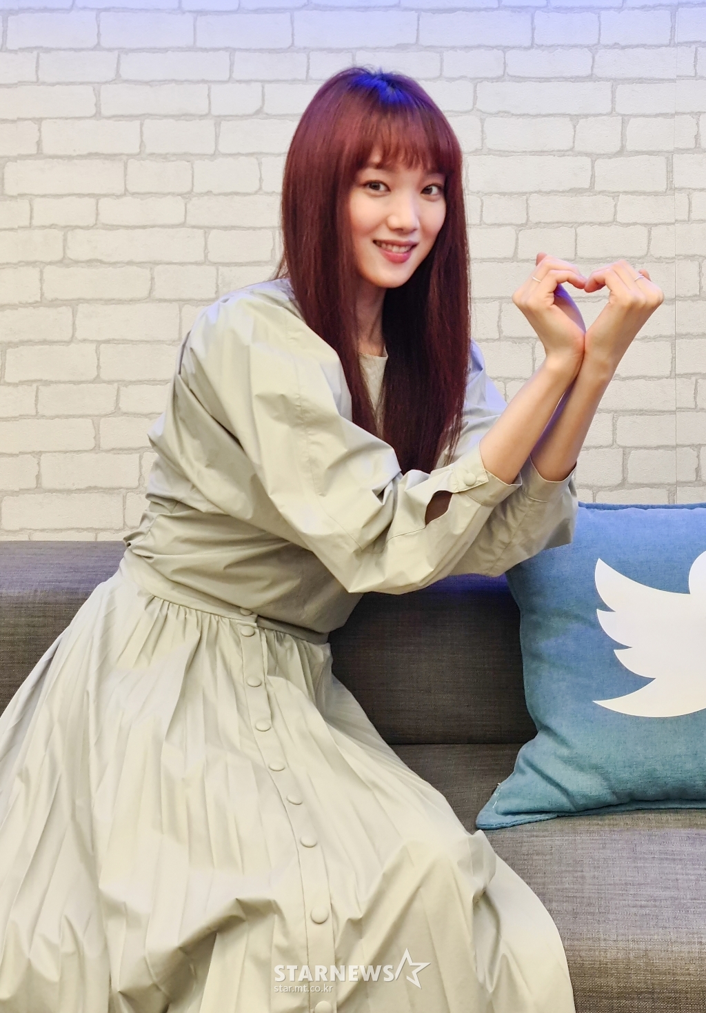 Actor Lee Sung-kyung poses before the start of the movie Heart A Tag Twitter live talk show on Online Live on the afternoon of the 5th./ Photos: Heart A Tag Production Committee