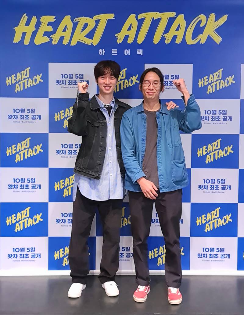 Chungmuro ​​expected director Lee Chung-hyeon met with Actor Lee Sung-kyung.The two completed the Dr. Jin fantasy short film Heart A Tag with In Another World With My Smartphone.On the morning of the 5th, an online production report of the movie Heart A Tag was held.Lee Chung-hyeon and Kim Sang-il participated in this production report, which was broadcast live online due to the spread of Corona 19.Heart A Tag draws Dr. Jin fantasy romance about a woman who turns 100 times to save her loved one.Director Lee Chung-hyeon, who is in the spotlight of domestic and foreign criticism for his short film Rands and is about to release his feature debut Call, caught the megaphone.Actor Lee Sung-kyung appeared in the production, and Yong Pil-rim, who showed outstanding mise-en-scene and storytelling in Beauty Inside, Girl, Lucky, and Poisoning, participated in the production.All the shoots, including the main part, trailers, making films, and posters, were conducted with the Galaxy S 20 Ultra, the latest smart gun of the Samsung Lions.In Another World With My Smartphone alone, I completed a unique shooting technique and lively screen.I made the proposal first at the Samsung Lions, and I liked it so much in short films and wanted to shoot it whenever I had the chance.In that sense, I wondered if I could shoot with In Another World With My Smartphone.I wanted to make a movie again when I was waiting for the release of the movie Call.I wanted to meet the staff of Call again, and I participated in it with pleasure because I could be with the director of the film, Kim Sang-il, who is the ransom. Theres a charm that only short films can do, he said, and in the case of Heart A Tag, Conti started before the scenario work, and I wanted to express cinematic metaphors with images.I tried to express it like a poem, if I speak it in image and in literature. He also revealed why he cast Lee Sung-kyung.Lee Chung-hyeon said, Lee Sung-kyung thought that Lee Sung-kyung would really fit in with his intuition after constructing this movie story.I thought Lee Sung-kyung would fit in with little trouble in meeting.I think Lee Sung-kyungs bright and lovely charm has become a plus factor in the movie. Heart A Tag was filmed in July for three days with In Another World With My Smartphone.I was surprised to receive Lee Chung-hyeon director Conti. There were hundreds of pictures on PowerPoint.I said Id take this in three days, but I wanted to do it at first, so I got five Galaxy and prepared it to be used whenever the director wants a new cut.The director has a visionary point (In Another World With My Smartphone) and it has the advantage of being able to shoot more than regular movies, he explained.In the meantime, In Another World With My Smartphone shooting I was able to shoot quickly.When five are ready and one cut is taken and the next cut, the movie takes time to prepare the lighting or lens, and Heart A Tag was convenient to shoot with the next prepared In Another World With My Smartphone.There was a mode that could be controlled even if the light was extreme. I also found a lot of things while shooting.Lee Chung-hyeon said, I was worried that I was shooting the In Another World With My Smartphone for the first time, but I did it quickly with my former staff.I shot In Another World With My Smartphone, but it was not much different from ordinary movies. I was born in the 1990s, but I dont know the machine very well. I thought it wouldnt be much different from the movie to shoot In Another World With My Smartphone.I thought it was the same. The good thing about shooting was that there are many cuts despite the short film.I was worried about whether I could digest it in the car for three days, but I was able to take it flexibly in the field because I took it with In Another World With My Smartphone.It was convenient in that respect.In Another World With My Smartphone, the results were not much different from the movie shooting.I thought that the general public could shoot enough movies with In Another World With My Smartphone with only ideas.I hope that there will be a lot of platforms for the development of content that was shot with In Another World With My Smartphone and the introduction of it in a good idea. Heart A Tag is a Dr. Jin fantasy romance about a woman who turns 100 times to save her loved ones. It will be released online for the first time on the 5th at Watcha.