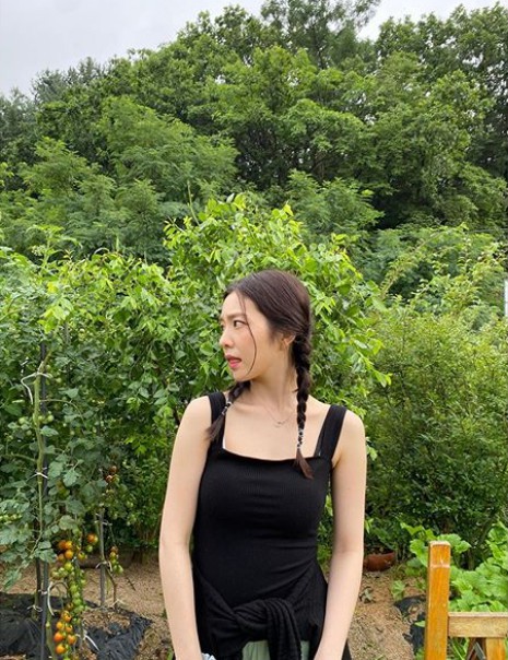 Red Velvet Irene, black dress with two-legged hair. Dazzling Cheongsun Girl group Red Irene Velvet showed off her neat beautiful looks.Irene posted several photos to her Instagram on April 4, without posting anything.In the revealing photo, Irene is dressed in a black sleeveless dress, revealing her slender shoulders and forearms. Irene also braided her hair in a double-legged tie and added a refreshing touch of glamour.The people who saw the photos responded, My sister is so pure, Im so pretty, Im so cute, Im cute.Meanwhile, Irene is filming the movie Double Patty.Photos| Irene SNS