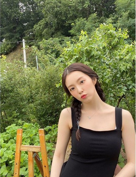 Red Velvet Irene, black dress with two-legged hair. Dazzling Cheongsun Girl group Red Irene Velvet showed off her neat beautiful looks.Irene posted several photos to her Instagram on April 4, without posting anything.In the revealing photo, Irene is dressed in a black sleeveless dress, revealing her slender shoulders and forearms. Irene also braided her hair in a double-legged tie and added a refreshing touch of glamour.The people who saw the photos responded, My sister is so pure, Im so pretty, Im so cute, Im cute.Meanwhile, Irene is filming the movie Double Patty.Photos| Irene SNS