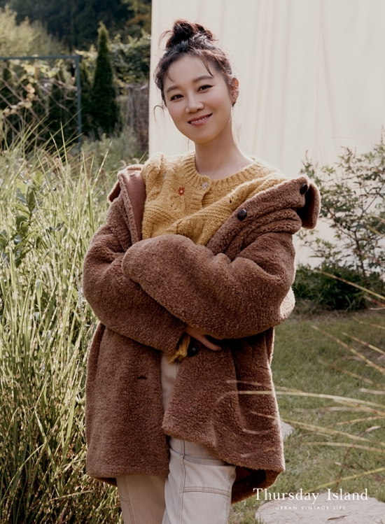 The actor Gong Hyo-jins warm sensibility was revealed.On the 5th, the Supernatural and free emotional contemporary brand of Gienco Co., Ltd., Kim Seok-ju, announced that it has released a 2020FW winter campaign picture with Muse Gong Hyo-jin.The winter campaign featured an ECCOpper collection, complete with Brand-specific rich colors and Supernatural and luxurious materials, along with the signature items of the Susday Island, knit and one piece.ECCO Friendly, which has recently prepared a variety of ECCOpper editions of sustainable fashion in line with trends in pursuing a nature-friendly and healthy lifestyle.This picture was based on a garden full of pleasant energy.Especially, Muse Gong Hyo-jins warm and lovely smile added to complete the warm and emotional winter atmosphere of Thursday Island.In the picture, she showed various stylings with ECCOpper Full Metal Jacket, which conveys a warm feeling and a lovely mood.The ECCOpper Full Metal Jacket, which has a lighter sense of brilliance, has a toned-on tone to create a wearable style, and a clean and romantic winter styling with Chiffon Paisley One Piece.He then presented various ECCO Friendly life in Thursday Island with a daily look this winter, including denim pants and ECCOpper Full Metal Jacket in a lobe-style One Piece.On the other hand, the 2020FW winter campaign items with Susday Island and Gong Hyo-jin can be found on the official website and SNS account.