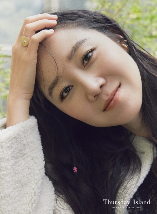 The actor Gong Hyo-jins warm sensibility was revealed.On the 5th, the Supernatural and free emotional contemporary brand of Gienco Co., Ltd., Kim Seok-ju, announced that it has released a 2020FW winter campaign picture with Muse Gong Hyo-jin.The winter campaign featured an ECCOpper collection, complete with Brand-specific rich colors and Supernatural and luxurious materials, along with the signature items of the Susday Island, knit and one piece.ECCO Friendly, which has recently prepared a variety of ECCOpper editions of sustainable fashion in line with trends in pursuing a nature-friendly and healthy lifestyle.This picture was based on a garden full of pleasant energy.Especially, Muse Gong Hyo-jins warm and lovely smile added to complete the warm and emotional winter atmosphere of Thursday Island.In the picture, she showed various stylings with ECCOpper Full Metal Jacket, which conveys a warm feeling and a lovely mood.The ECCOpper Full Metal Jacket, which has a lighter sense of brilliance, has a toned-on tone to create a wearable style, and a clean and romantic winter styling with Chiffon Paisley One Piece.He then presented various ECCO Friendly life in Thursday Island with a daily look this winter, including denim pants and ECCOpper Full Metal Jacket in a lobe-style One Piece.On the other hand, the 2020FW winter campaign items with Susday Island and Gong Hyo-jin can be found on the official website and SNS account.