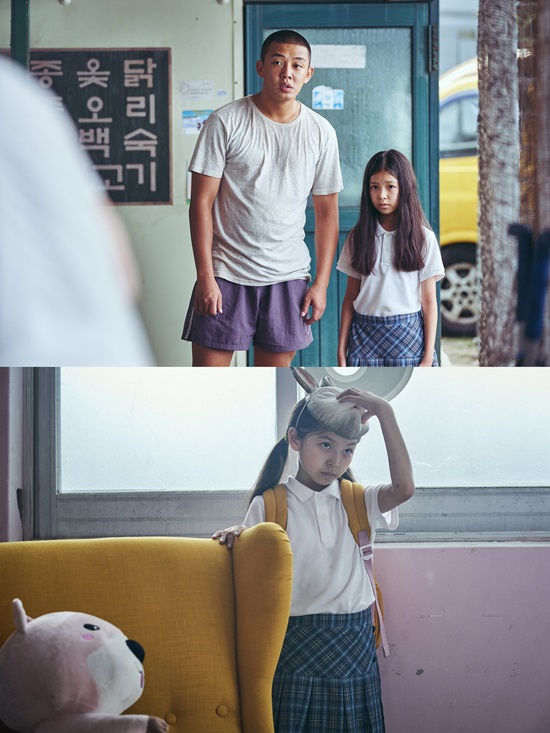 Actor Moon Seung-ah, who is divided into the first-ever film No Sound (director Hong Ui-jung), will capture the hearts of audiences by raising the immersion feeling by 200% with his unconventional acting ability.There are child actors who appear like a star in the Korean film industry, and add the perfection of the work with their eyes and acting ability.Kim Yoo-jung, who has been active in the movie and screen, has been attracting attention with his sparkling presence, appearing as a daughter of Mijin, who was kidnapped by a serial killer in the movie The Chaser.Kim Sae-ron, who made his first step in Acting through the movie Traveler, made a strong impression with delicate acting ability that stimulates the emotions of the audience.Since then, he has appeared in Uncle and Doheeya, and has become a representative actor of Chungmuro by showing more ripe acting for each work.Another protagonist of the movie No Sound, which collects topics with the extraordinary acting transformation of Yoo Ah-in and Yoo Jae-myeong, is attracting attention as a new expectation to lead the future of Korean film industry after Kim Yoo-jung and Kim Sae-ron.Without a sound is a Greene piece about two men who were unintentionally taken over by a kidnapped child and getting caught up in an unexpected incident due to the child.Moon Seung-ah, who has played Cho-hee, a child who Tae-in and Chang-bok (Yoo Jae-myung) accidentally took over, will add to the immersion of the drama with a mature and deep acting ability that is not like a young age.In order to survive, it delicately depicts the psychological change of Chohee, who is calm in a strange situation and sometimes goes to and from the sunrise of a child.Director Hong Eui-jung, who directed the director, praised Moon Seung-aa, who completely analyzed the character with only three scenarios at the time of the audition of Cho Hee-ro, saying, I was very good at understanding the scene and characters.Moon Seung-a, who completely digested the chung-hee, which jeopardizes the daily life of Tae-in and Chang-bok due to unexpected events, with a strange charm look and expression, is expected to add tension to the drama by revealing the presence that is not pushed by Chungmuros representative Acting Actor Yoo Ah-in,With only one work imprinting its own special presence and continuing the activities of child actors who are growing up as Chungmuro representative actors, it foresaw the birth of another child star through no sound.Without a Sound opens on October 15.Photo = Ace Maker Movieworks Co., Ltd.