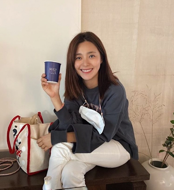 Lee Young-eun posted a picture on Instagram on the 6th with a short article After-dinner Coffee # Daily Return.The photo shows Lee Young-eun enjoying a cup of coffee in an atmosphere cafe.Lee Young-eun caught the eye by flaunting her radiant blue beauty look despite her face with little makeup.The visuals are admirable for a second that I can not believe that I am a mother with a daughter.Meanwhile, Lee Young-eun has a daughter in 2014 with a marriage with Ko Jeong-ho PD. He has appeared on SBS Sangmyonmong 2 - You Are My Destiny.