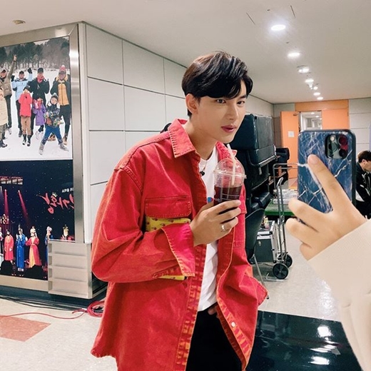 Singer Roh Ji-hoon showed off his warm appearance in everyday life.Roh Ji-hoon told Instagram on the 6th, Good morning to take an AD. Its a lot of traffic. Everybody hurry! Hurry up!# Roh Ji-hoon # AD # cf # Thank you # What AD and posted a picture.Its Roh Ji-hoon who showed off her extraordinary fashion sense in a red Jacket over a white T-shirt.Roh Ji-hoons handsome appearance, especially with a stiff nose and a sleek jawline, robs the eye. Roh Ji-hoons unique soft and intense charm is felt in one picture.Netizens responded Do a good AD shooting and My star is looking good in appearance.Roh Ji-hoon has recently revealed his daily life with his wife Lee Eun-hye and son Noian through KBS 2TV Saving Men Season 2.Outside the stage, the candid and furry charm of Roh Ji-hoon, a caring husband and warm dad, captivates viewers.