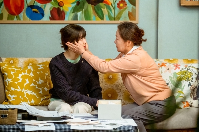 At StartUp, Bae Suzy and Kim Hae-sook are foreseeing a warm chemistry.TVNs new Saturday, StartUp (directed by Oh Chung-hwan/playplayplayplay by Park Hye-ryeon/planning studio Dragon/production High Kahaani), is a drama that draws on the start (START) and growth (UP) of young people who have entered StartUp dreaming of success in Silicon Valley Sandbox in Korea.With Bae Suzy (Seo Dal-mi station), Nam Ju-hyeok (Namdosan station), Kim Sun-ho (Han Ji-pyeong station), and Kang Han-na (played by Won In-jae), the actor Kim Hae-sook (played by Choi Won-deok), who has an indispensable acting inner circle, will be drawn at the center, and a deeper and richer Kahaani will be drawn.Choi Won-deok, who is Acted by Kim Hae-sook, has made a living with his husband after his death 40 years ago.The secret of the constant customer is that the taste and good price are considered, but in fact, there is always a generous generosity in it, such as always meeting the customers and giving their hearts and lending umbrellas without any conditions on rainy days.Above all, it is a strong force as a grandmas boy of Seo Dal-mi.Choi Won-deok (Kim Hae-sook) is watching her granddaughter Seo Dal-mi, who is jumping into StartUp, dreaming of a reversal, with a worried eye, but sending warm support.The Great Actor Kim Hae-sook, who has been laughing and touching the whole family as a national mother, is expected to have the power to touch the hearts of those who see it as another warm family trouble.In addition, Bae Suzy, who plays Seo Dalmi, also said, I think Feelings were too good from the first shooting with Kim Hae-sook.The moon is a dog in front of the hill. It is a lot of bulls and a lot of dependency.When I shoot, I am really like a friend, and I am like a mother.You can give me delicious cookies as a gift and give me advice as well, he said, adding that he feels that way.kim myeong-mi
