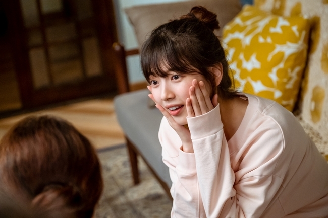At StartUp, Bae Suzy and Kim Hae-sook are foreseeing a warm chemistry.TVNs new Saturday, StartUp (directed by Oh Chung-hwan/playplayplayplay by Park Hye-ryeon/planning studio Dragon/production High Kahaani), is a drama that draws on the start (START) and growth (UP) of young people who have entered StartUp dreaming of success in Silicon Valley Sandbox in Korea.With Bae Suzy (Seo Dal-mi station), Nam Ju-hyeok (Namdosan station), Kim Sun-ho (Han Ji-pyeong station), and Kang Han-na (played by Won In-jae), the actor Kim Hae-sook (played by Choi Won-deok), who has an indispensable acting inner circle, will be drawn at the center, and a deeper and richer Kahaani will be drawn.Choi Won-deok, who is Acted by Kim Hae-sook, has made a living with his husband after his death 40 years ago.The secret of the constant customer is that the taste and good price are considered, but in fact, there is always a generous generosity in it, such as always meeting the customers and giving their hearts and lending umbrellas without any conditions on rainy days.Above all, it is a strong force as a grandmas boy of Seo Dal-mi.Choi Won-deok (Kim Hae-sook) is watching her granddaughter Seo Dal-mi, who is jumping into StartUp, dreaming of a reversal, with a worried eye, but sending warm support.The Great Actor Kim Hae-sook, who has been laughing and touching the whole family as a national mother, is expected to have the power to touch the hearts of those who see it as another warm family trouble.In addition, Bae Suzy, who plays Seo Dalmi, also said, I think Feelings were too good from the first shooting with Kim Hae-sook.The moon is a dog in front of the hill. It is a lot of bulls and a lot of dependency.When I shoot, I am really like a friend, and I am like a mother.You can give me delicious cookies as a gift and give me advice as well, he said, adding that he feels that way.kim myeong-mi