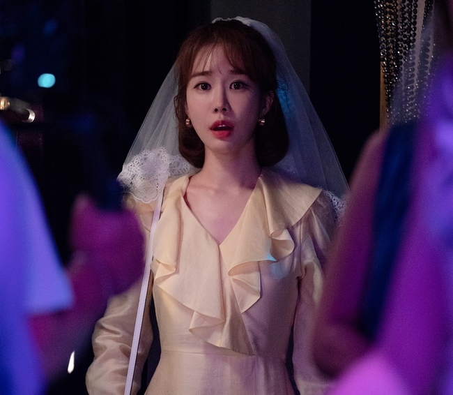 There is a keen expectation for the birth of romantic spy that Moon Jung-hyuk and Yoo In-na, who loved me, will complete.On October 21, MBCs new tree mini series Spy Loved Me (director Lee Jai-jin, This Min, production and picture) released a still cut of Moon Jung-hyuk and Yoo In-na, which includes the scene of the amazing The Slap from the moment of kissing and kissing.Spy, who loved me, draws a thrilling secret romantic comedy of two secret husbands and a woman caught up in spy warfare.The wonderful intelligence of three men and women who can never be together gives a pleasant smile and a thrilling excitement.Director Lee Jai-jin, who presented sensual productions through The Banker and My Daughters Golden Month, will hold megaphones and the script will be directed by This Min.It is the first drama by This Min, who produced big hits such as The Directors of Namsan, Astronomy: Asking in the Sky, and Miljeong.The production was made by writing and drawing.The drama and the atmosphere of the drama of Jeon Ji-hoon (Moon Jung-hyuk) and Kang In-na in the public photos stimulate curiosity.There is a throbbing sensation between Jeon Ji-hoon, who can not take his eyes off Kang-hoon, and Kang-hoon, who looks shyly smiling. Two people who met like fate in a strange destination and loved it hotly.The perfect lover is the perfect lover who falls into each other and kisses. After the divorce, the Slap of the Slap was also captured.It is interesting to prepare for Jeon Ji-hoon, who dances in the middle of the party with peoples eyes on one body, and Kang-eum, which causes a hollow earthquake.From fateful first encounters to divorces and the marvelous The Slap, which gets caught up in spy warfare.Attention is focusing on the unpredictable secret romance that the Rocco craftsman Moon Jung-hyuk and Yoo In-na will complete.Moon Jung-hyuk is an Interpol secret agent, Jeon Ji-hoon, disguised as a travel writer and ex-husband of Kang-beauty, and will go on a female sniper with a unique performance of disassembly.Yoo In-na plays hard-carry as a wedding dress designer Kang beautiful who married two men with a secret secret.Jeon Ji-hoon, who could not be honest to protect his love, and Kang-ae, who did not know his secret in his dreams, add to the expectation of what sweet tricks to viewers.kim myeong-mi