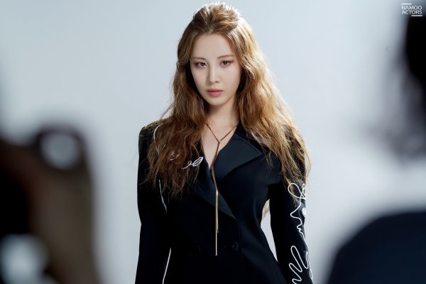 Especially, it emits charismatic eyes and unique aura staring at the camera, and it also fully digests various costumes such as black dress and stewardess uniform, and expectations for the multi-full bouquet that Seohyun will show are soaring.Photo: Namoo Actors