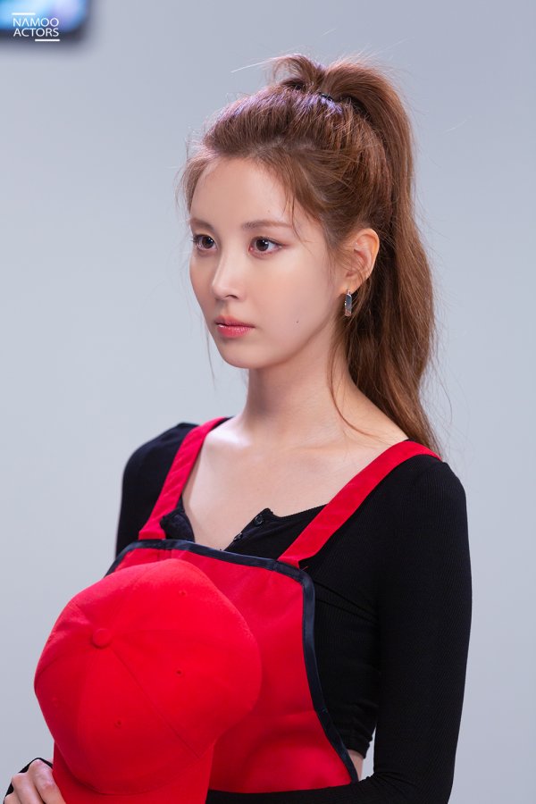 Especially, it emits charismatic eyes and unique aura staring at the camera, and it also fully digests various costumes such as black dress and stewardess uniform, and expectations for the multi-full bouquet that Seohyun will show are soaring.Photo: Namoo Actors